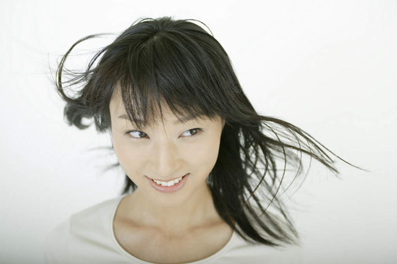 东方人,头发,一个人,笑,微笑,露齿笑,横图,室内,特写,白天,白色背景,正面,亚洲,仅一个年轻女性,仅一个女性,仅一个人,服装,注视,休闲装,黄种人,衣服,黑色,低头,观察,看,休闲,休闲服,斜视,摄影,服饰,影棚,观看,察看,关注,年轻女性,女人,女性,亚洲人,长发,半身,彩图,影棚拍摄,拍摄