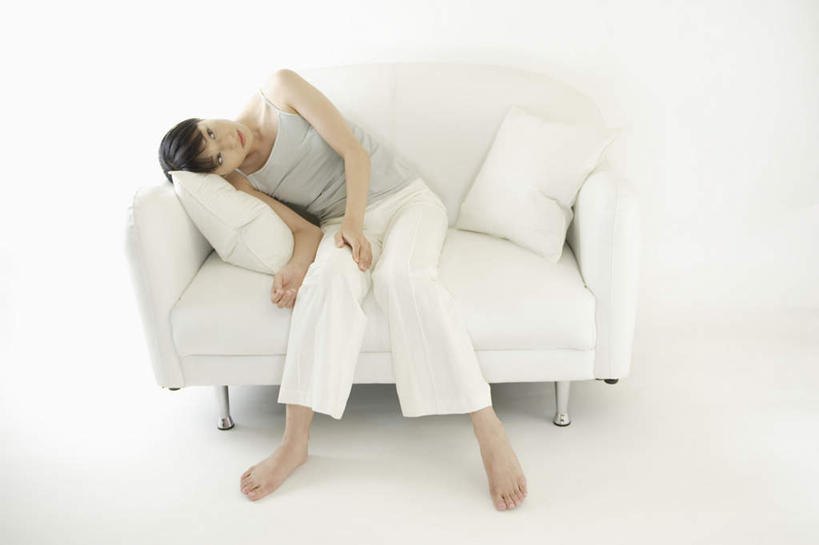 东方人,头发,一个人,坐,横图,俯视,室内,白天,白色背景,靠垫,沙发,亚洲,仅一个年轻女性,仅一个女性,仅一个人,服装,背心,靠枕,注视,休闲装,黄种人,衣服,黑色,垫子,枕头,观察,看,靠,靠着,休闲,休闲服,摄影,服饰,影棚,观看,察看,关注,布艺沙发,年轻女性,女人,女性,亚洲人,长发,抬头,仰头,坐着,彩图,高角度拍摄,全身,影棚拍摄,拍摄