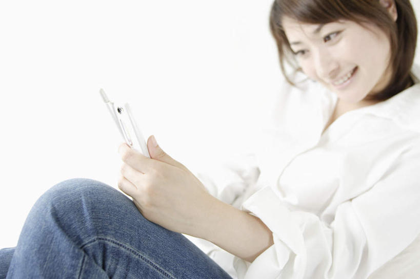 东方人,头发,一个人,坐,笑,打电话,微笑,露齿笑,横图,室内,白天,正面,电话,手机,亚洲,仅一个年轻女性,仅一个女性,仅一个人,握,服装,拿,拿着,注视,休闲装,黄种人,通讯设备,衣服,黑色,观察,看,休闲,休闲服,握着,服饰,观看,察看,关注,交流,年轻女性,女人,女性,亚洲人,长发,沟通,通话,坐着,半身,彩图