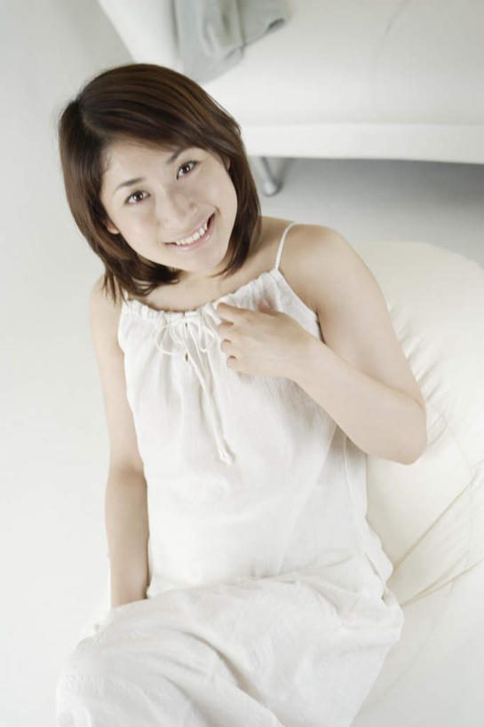 东方人,头发,一个人,躺,笑,微笑,露齿笑,竖图,俯视,室内,白天,地板,亚洲,仅一个年轻女性,仅一个女性,仅一个人,撑,服装,背心,地面,注视,休闲装,黄种人,衣服,黑色,观察,看,休闲,休闲服,服饰,观看,察看,撑着,关注,年轻女性,女人,女性,亚洲人,长发,抬头,躺着,仰头,半身,彩图,高角度拍摄