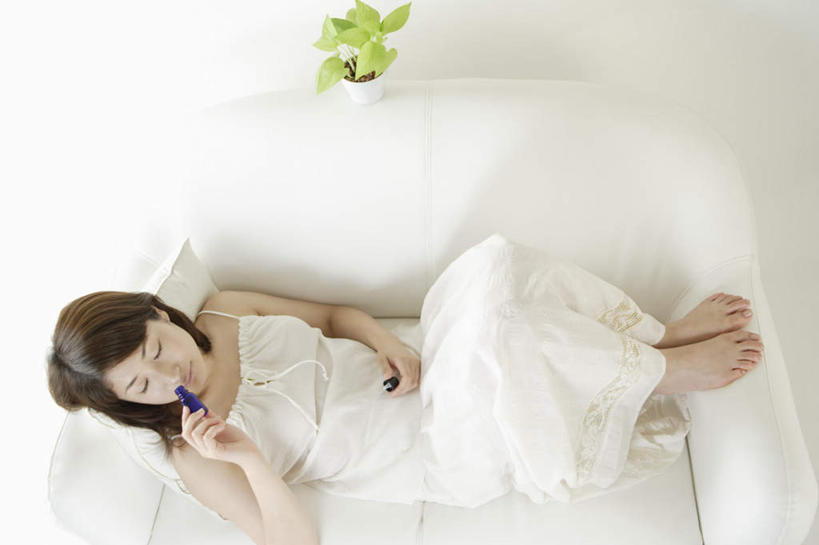 东方人,头发,一个人,躺,横图,俯视,室内,白天,白色背景,植物,沙发,亚洲,仅一个年轻女性,仅一个女性,仅一个人,握,服装,背心,拿,拿着,注视,休闲装,黄种人,闻,玻璃制品,衣服,绿色,黑色,玻璃瓶,瓶子,观察,看,休闲,休闲服,握着,摄影,服饰,影棚,观看,察看,关注,布艺沙发,卧着,年轻女性,女人,女性,亚洲人,长发,躺着,卧,半身,彩图,高角度拍摄,影棚拍摄,拍摄