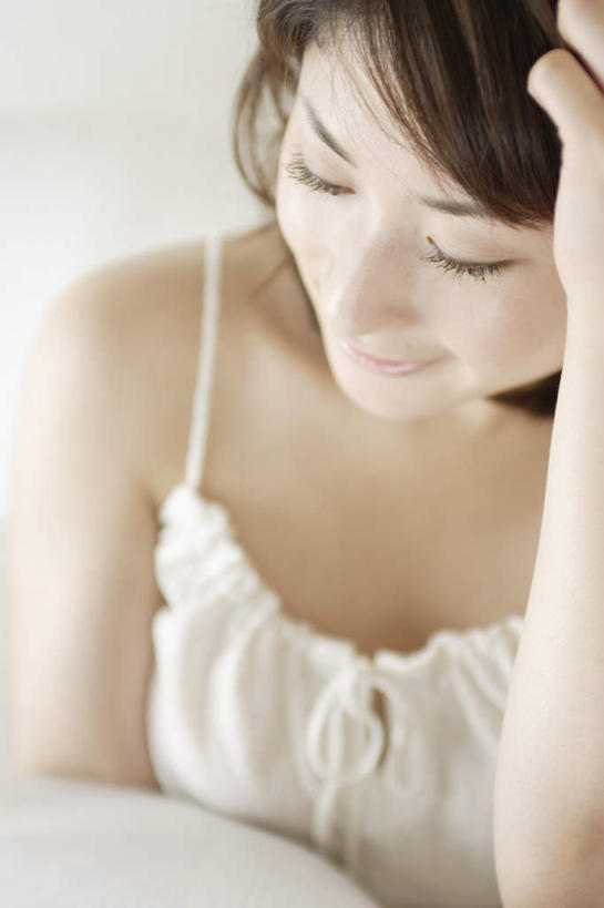 东方人,头,头发,一个人,坐,笑,摸,微笑,竖图,室内,白天,白色背景,正面,亚洲,仅一个年轻女性,仅一个女性,仅一个人,撑,服装,背心,注视,休闲装,黄种人,衣服,黑色,观察,看,休闲,休闲服,摄影,服饰,影棚,观看,察看,撑着,关注,年轻女性,女人,女性,亚洲人,头部,长发,触摸,接触,坐着,半身,彩图,影棚拍摄,拍摄