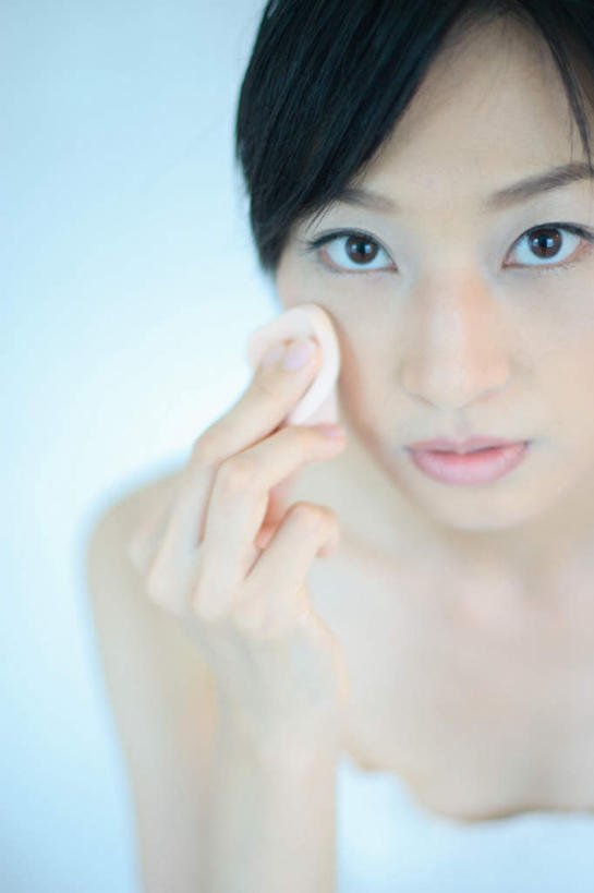 东方人,头发,一个人,竖图,室内,白天,白色背景,正面,化妆,美容,亚洲,仅一个年轻女性,仅一个女性,仅一个人,护肤,握,服装,背心,拿,拿着,注视,休闲装,黄种人,衣服,黑色,粉扑,观察,看,保养,享受,休闲,休闲服,放松,握着,保健,摄影,服饰,影棚,观看,察看,关注,养颜,年轻女性,女人,女性,亚洲人,长发,半身,彩图,影棚拍摄,拍摄