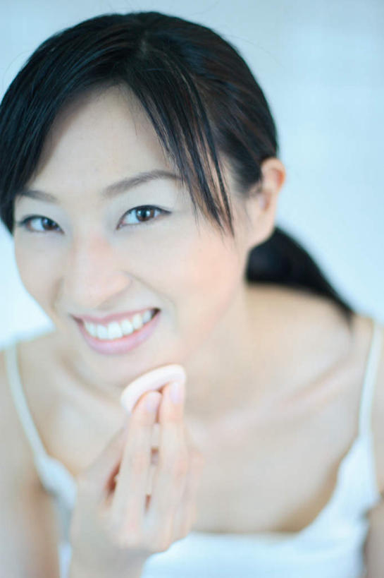 东方人,头发,一个人,笑,微笑,露齿笑,竖图,室内,白天,白色背景,正面,化妆,美容,亚洲,仅一个年轻女性,仅一个女性,仅一个人,护肤,服装,背心,拿,拿着,注视,休闲装,黄种人,衣服,黑色,粉扑,观察,看,保养,享受,休闲,休闲服,放松,保健,摄影,服饰,影棚,观看,察看,关注,养颜,年轻女性,女人,女性,亚洲人,长发,半身,彩图,影棚拍摄,拍摄