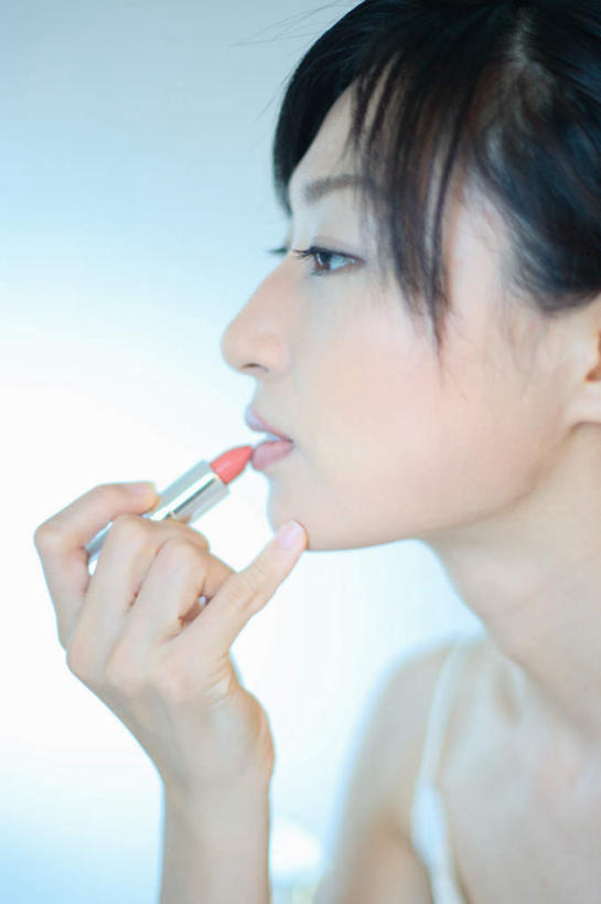 东方人,头发,一个人,竖图,室内,白天,白色背景,侧面,化妆,美容,亚洲,仅一个年轻女性,仅一个女性,仅一个人,护肤,握,服装,背心,拿,拿着,注视,休闲装,黄种人,衣服,黑色,唇膏,观察,看,保养,享受,休闲,休闲服,放松,握着,保健,摄影,服饰,影棚,观看,察看,关注,养颜,年轻女性,女人,女性,亚洲人,长发,半身,彩图,影棚拍摄,拍摄