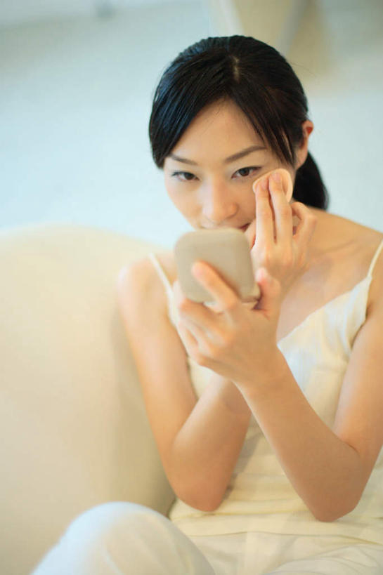 东方人,头发,一个人,坐,竖图,室内,白天,正面,化妆,美容,镜子,沙发,亚洲,仅一个年轻女性,仅一个女性,仅一个人,护肤,服装,背心,粉饼,拿,拿着,注视,休闲装,黄种人,衣服,黑色,粉扑,化妆镜,观察,看,保养,享受,休闲,休闲服,放松,保健,服饰,观看,察看,关注,布艺沙发,养颜,年轻女性,女人,女性,亚洲人,长发,坐着,半身,彩图
