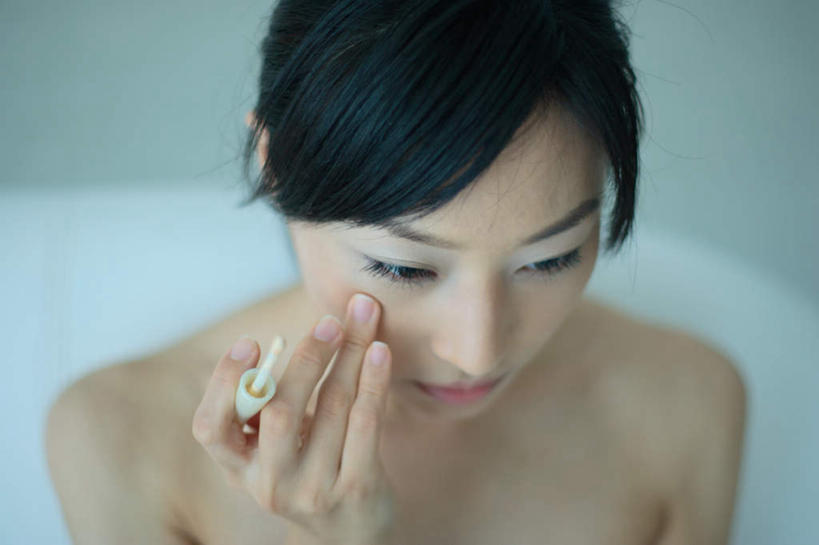 东方人,脸,脸颊,头发,一个人,坐,摸,横图,俯视,室内,白天,化妆,美容,沙发,亚洲,仅一个年轻女性,仅一个女性,仅一个人,抚摸,护肤,服装,拿,拿着,注视,休闲装,黄种人,衣服,黑色,抹胸,刷子,观察,看,保养,享受,休闲,休闲服,放松,保健,服饰,观看,粉底,察看,关注,布艺沙发,养颜,年轻女性,女人,女性,亚洲人,长发,脸部,脸蛋,面部,触摸,接触,坐着,半身,彩图,高角度拍摄