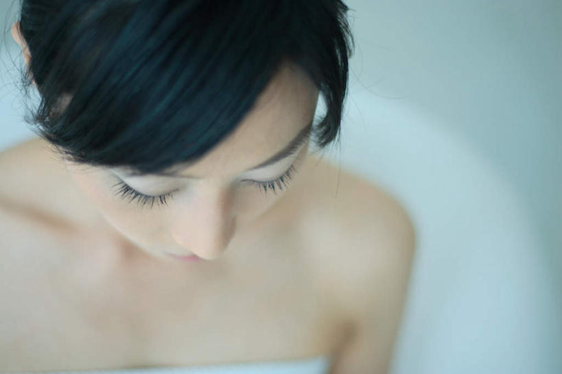 东方人,头发,一个人,横图,俯视,室内,白天,化妆,美容,亚洲,仅一个年轻女性,仅一个女性,仅一个人,护肤,服装,注视,休闲装,黄种人,衣服,黑色,抹胸,低头,观察,看,保养,享受,休闲,休闲服,放松,保健,服饰,观看,察看,关注,养颜,年轻女性,女人,女性,亚洲人,长发,半身,彩图,高角度拍摄