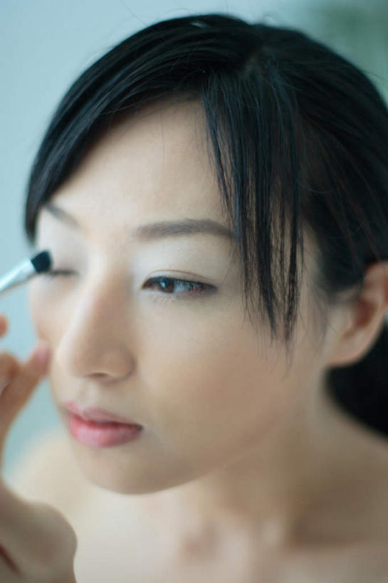 东方人,头发,一个人,竖图,室内,特写,白天,白色背景,正面,化妆,美容,亚洲,仅一个年轻女性,仅一个女性,仅一个人,护肤,服装,拿,拿着,涂抹,注视,休闲装,黄种人,衣服,黑色,抹胸,刷子,观察,看,保养,享受,休闲,休闲服,眼影,放松,保健,摄影,服饰,影棚,眼影刷,观看,察看,关注,养颜,年轻女性,女人,女性,亚洲人,长发,半身,彩图,影棚拍摄,拍摄