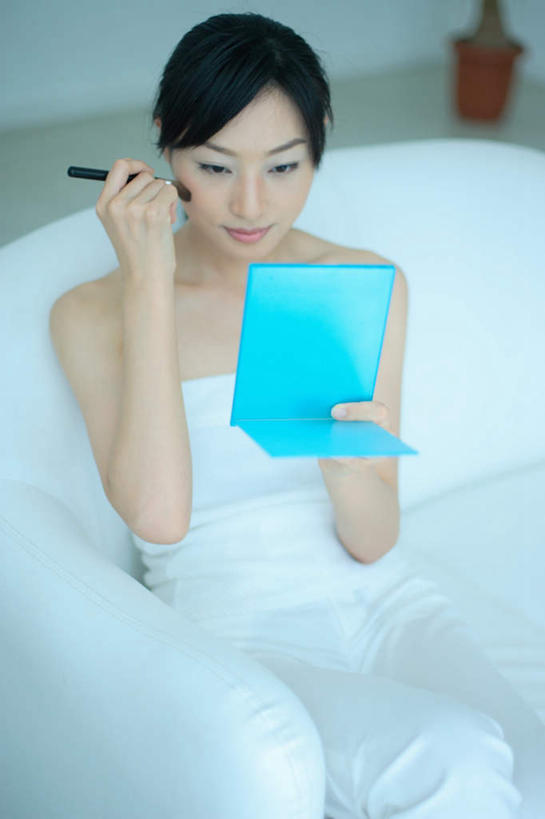 东方人,头发,一个人,客厅,坐,竖图,俯视,室内,白天,化妆,美容,镜子,沙发,亚洲,仅一个年轻女性,仅一个女性,仅一个人,护肤,服装,拿,拿着,注视,休闲装,黄种人,衣服,黑色,抹胸,化妆镜,观察,看,保养,享受,休闲,休闲服,放松,保健,服饰,腮红刷,观看,粉底,察看,起居室,关注,布艺沙发,养颜,年轻女性,女人,女性,亚洲人,长发,坐着,半身,彩图,高角度拍摄