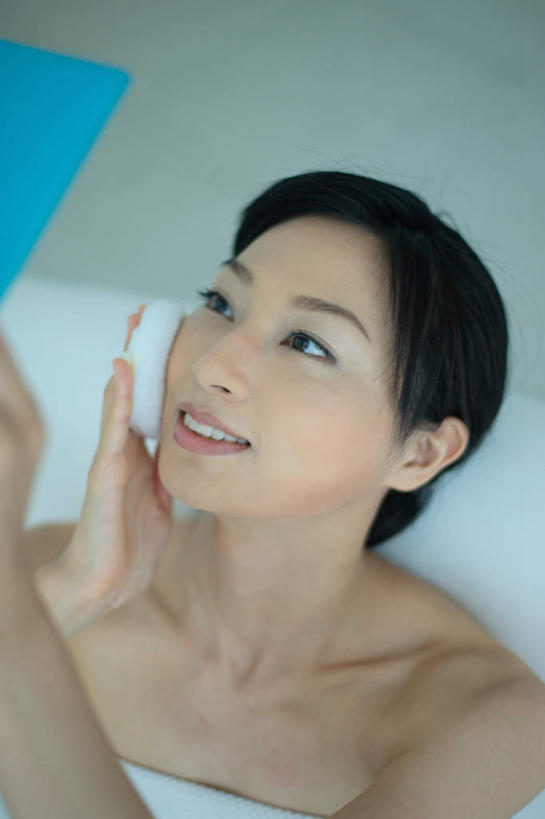 东方人,头发,一个人,竖图,俯视,室内,白天,化妆,美容,亚洲,仅一个年轻女性,仅一个女性,仅一个人,护肤,服装,拿,拿着,注视,休闲装,黄种人,衣服,黑色,抹胸,粉扑,化妆镜,观察,看,保养,享受,休闲,休闲服,放松,保健,服饰,观看,察看,关注,养颜,年轻女性,女人,女性,亚洲人,长发,抬头,仰头,半身,彩图,高角度拍摄