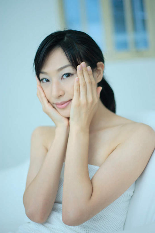 东方人,脸,脸颊,头发,一个人,客厅,笑,摸,微笑,竖图,室内,白天,正面,窗户,沙发,亚洲,仅一个年轻女性,仅一个女性,仅一个人,抚摸,服装,注视,休闲装,黄种人,玻璃窗,衣服,黑色,抹胸,观察,看,休闲,休闲服,服饰,观看,察看,起居室,关注,布艺沙发,年轻女性,女人,女性,亚洲人,长发,脸部,脸蛋,面部,触摸,接触,半身,彩图