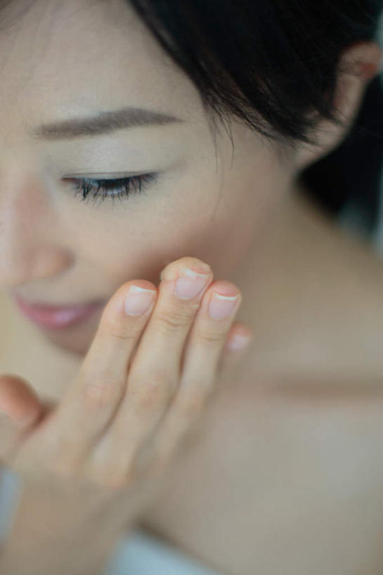 东方人,脸,脸颊,头发,一个人,摸,竖图,俯视,室内,特写,白天,亚洲,仅一个年轻女性,仅一个女性,仅一个人,抚摸,服装,注视,休闲装,黄种人,衣服,黑色,抹胸,观察,看,休闲,休闲服,服饰,观看,察看,关注,年轻女性,女人,女性,亚洲人,长发,脸部,脸蛋,面部,触摸,接触,半身,彩图,高角度拍摄