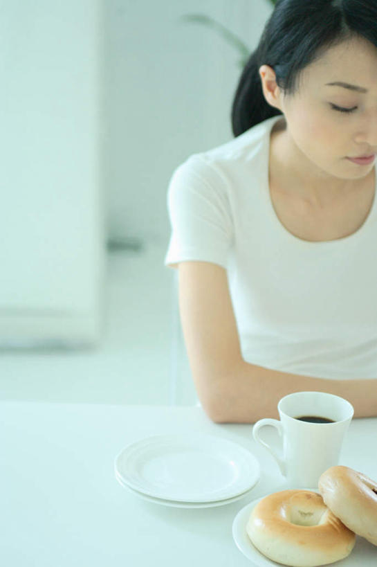 东方人,头发,一个人,客厅,坐,竖图,室内,白天,正面,早餐,植物,餐桌,桌子,亚洲,仅一个年轻女性,仅一个女性,仅一个人,服装,盆栽,盆景,注视,休闲装,黄种人,衣服,绿色,黑色,自然,低头,观察,看,休闲,休闲服,服饰,生长,成长,餐台,观看,察看,起居室,关注,年轻女性,女人,女性,亚洲人,长发,坐着,半身,彩图