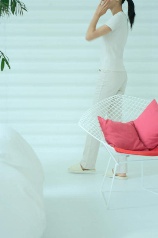 东方人,头发,一个人,客厅,站,举,竖图,室内,白天,侧面,植物,靠垫,亚洲,仅一个年轻女性,仅一个女性,仅一个人,服装,盆栽,靠枕,盆景,注视,休闲装,黄种人,衣服,绿色,黑色,自然,垫子,枕头,观察,看,站着,休闲,休闲服,服饰,生长,成长,观看,察看,起居室,关注,年轻女性,女人,女性,亚洲人,长发,举起,举手,举着,站立,半身,彩图