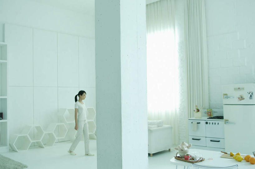 东方人,头发,一个人,客厅,站,横图,室内,白天,侧面,餐桌,窗户,窗帘,沙发,桌子,亚洲,仅一个年轻女性,仅一个女性,仅一个人,服装,墙,注视,休闲装,黄种人,玻璃窗,墙壁,墙面,衣服,黑色,观察,看,站着,休闲,休闲服,服饰,餐台,观看,察看,起居室,关注,布艺沙发,年轻女性,女人,女性,亚洲人,长发,站立,彩图,全身