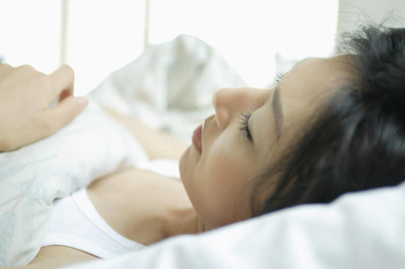 东方人,头发,一个人,躺,闭眼,睡,横图,室内,白天,侧面,窗户,床,卧室,亚洲,仅一个年轻女性,仅一个女性,仅一个人,服装,床单,注视,休闲装,黄种人,被子,玻璃窗,衣服,黑色,观察,看,休闲,休闲服,服饰,单人床,观看,察看,被单,关注,卧着,年轻女性,女人,女性,亚洲人,长发,闭眼睛,闭着眼,闭着眼睛,困,困觉,寝息,睡觉,躺着,卧,半身,彩图,睡房,卧房