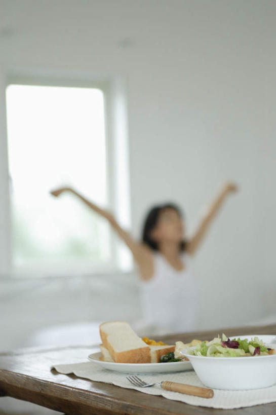 东方人,头发,一个人,客厅,坐,竖图,室内,白天,正面,烹饪,中餐,餐桌,窗户,桌子,亚洲,仅一个年轻女性,仅一个女性,仅一个人,服装,朦胧,模糊,料理,食品,注视,休闲装,黄种人,伸懒腰,菜肴,美食,玻璃窗,食物,衣服,黑色,观察,看,休闲,休闲服,中式,服饰,佳肴,餐台,观看,察看,起居室,关注,惬意,年轻女性,女人,女性,亚洲人,长发,坐着,半身,彩图