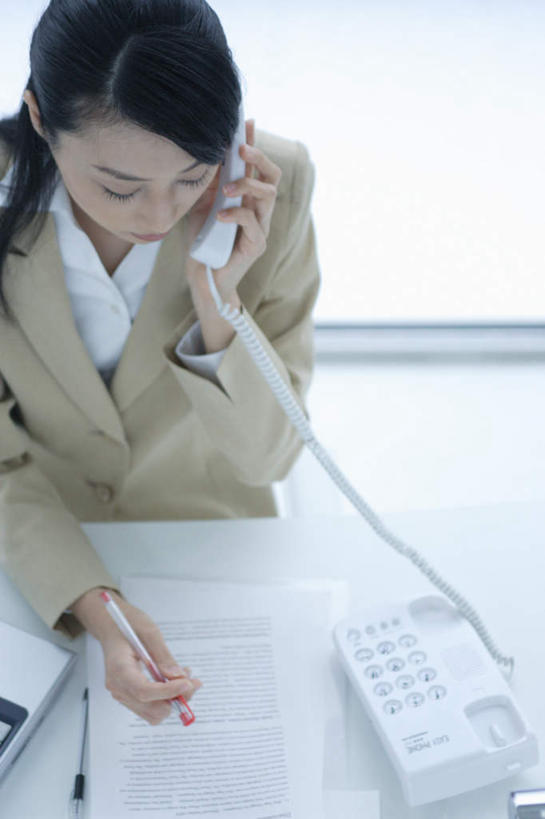 东方人,头发,一个人,办公室,坐,打电话,竖图,俯视,室内,白天,工作服,制服,职员,窗户,桌子,电话,亚洲,仅一个年轻女性,仅一个女性,仅一个人,握,服装,笔,材料,档案,文件,办公桌,拿,拿着,注视,休闲装,黄种人,通讯设备,水笔,玻璃窗,衣服,黑色,话筒,资料,观察,看,休闲,休闲服,电话线,握着,服饰,观看,察看,关注,文档,工作制服,交流,年轻女性,女人,女性,亚洲人,长发,白领,商人,上班族,电话机,沟通,通话,坐着,半身,彩图,高角度拍摄,工作套服,办公,白领阶层,办公室职员