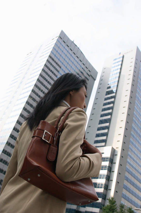 东方人,头发,一个人,走,竖图,室外,白天,仰视,工作服,制服,办公楼,职员,写字楼,亚洲,仅一个年轻女性,仅一个女性,仅一个人,阴影,光线,包,公文包,影子,注视,黄种人,黑色,阳光,观察,看,商务楼,公事包,观看,察看,关注,工作制服,年轻女性,女人,女性,亚洲人,长发,白领,商人,上班族,步行,散步,走路,半身,彩图,低角度拍摄,工作套服,大楼,白领阶层,办公室职员