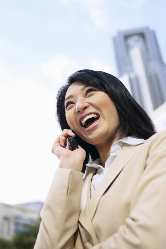 东方人,头发,一个人,站,笑,打电话,微笑,露齿笑,竖图,室外,白天,仰视,工作服,制服,办公楼,职员,写字楼,电话,手机,亚洲,仅一个年轻女性,仅一个女性,仅一个人,握,阴影,光线,影子,拿,拿着,注视,黄种人,通讯设备,黑色,阳光,观察,看,站着,张嘴,商务楼,握着,观看,察看,关注,张大嘴巴,工作制服,交流,年轻女性,女人,女性,亚洲人,长发,白领,商人,上班族,张开嘴,沟通,通话,站立,半身,彩图,低角度拍摄,工作套服,大楼,白领阶层,办公室职员
