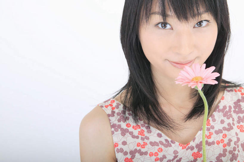 东方人,头发,一个人,站,笑,微笑,横图,室内,白天,白色背景,正面,亚洲,仅一个年轻女性,仅一个女性,仅一个人,握,服装,盛开,拿,花蕾,拿着,注视,休闲装,黄种人,闻,雏菊,花,花瓣,花朵,鲜花,衣服,黑色,花苞,花蕊,观察,看,站着,休闲,休闲服,握着,摄影,服饰,影棚,观看,察看,关注,年轻女性,女人,女性,亚洲人,长发,站立,半身,彩图,影棚拍摄,拍摄