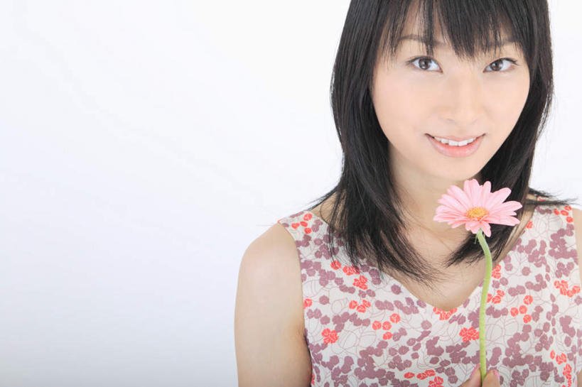 东方人,头发,一个人,站,捧,笑,微笑,露齿笑,横图,室内,白天,白色背景,正面,亚洲,仅一个年轻女性,仅一个女性,仅一个人,握,服装,盛开,拿,花蕾,拿着,注视,休闲装,黄种人,雏菊,花,花瓣,花朵,鲜花,衣服,黑色,花苞,花蕊,观察,看,站着,休闲,休闲服,握着,摄影,服饰,影棚,观看,察看,关注,年轻女性,女人,女性,亚洲人,长发,端,端着,捧着,手捧,站立,半身,彩图,影棚拍摄,拍摄