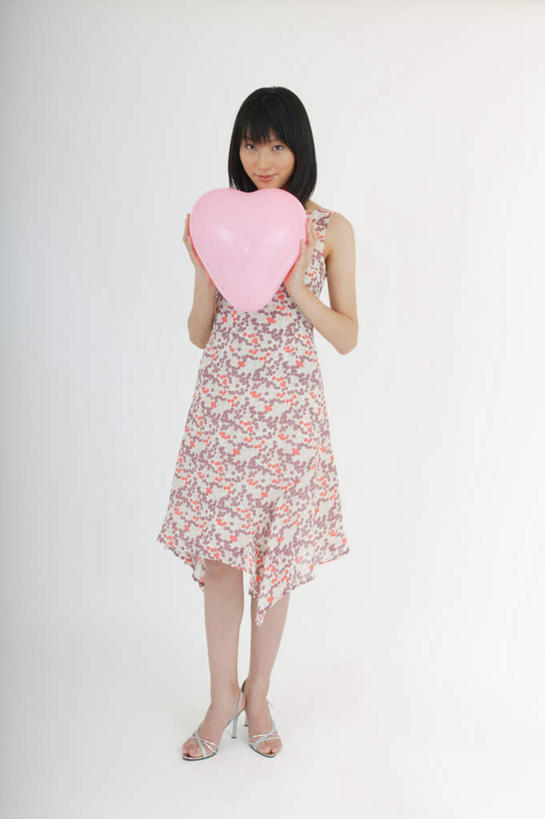 东方人,头发,一个人,站,捧,笑,微笑,竖图,室内,白天,白色背景,正面,亚洲,仅一个年轻女性,仅一个女性,仅一个人,服装,爱心,拿,拿着,注视,休闲装,黄种人,衣服,粉色,黑色,气球,观察,看,站着,休闲,休闲服,摄影,服饰,影棚,观看,察看,关注,年轻女性,女人,女性,亚洲人,长发,端,端着,捧着,手捧,站立,彩图,全身,影棚拍摄,拍摄