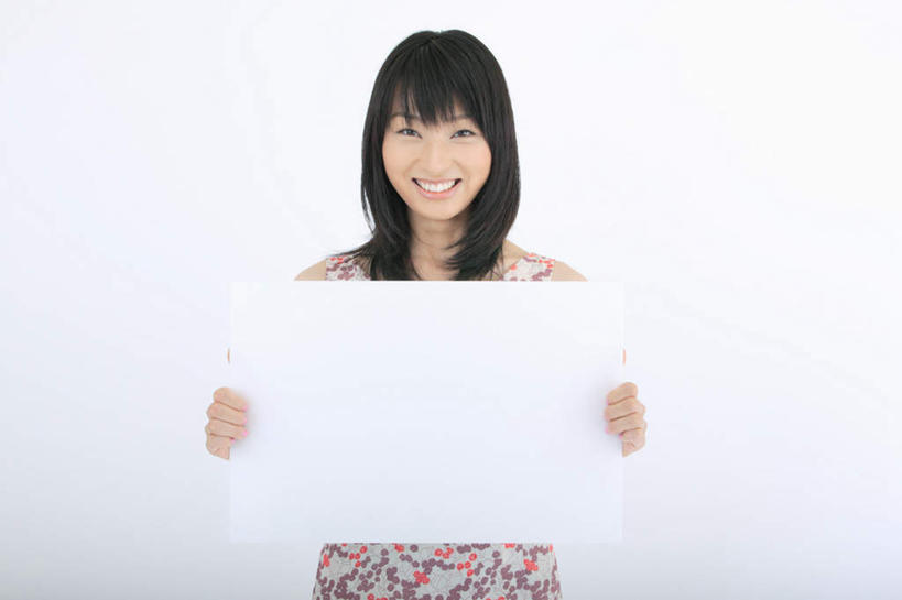 东方人,头发,一个人,站,捧,笑,微笑,露齿笑,横图,室内,白天,白色背景,正面,亚洲,仅一个年轻女性,仅一个女性,仅一个人,服装,拿,拿着,注视,休闲装,黄种人,衣服,黑色,白纸,观察,看,站着,休闲,休闲服,摄影,服饰,影棚,观看,察看,关注,年轻女性,女人,女性,亚洲人,长发,端,端着,捧着,手捧,站立,半身,彩图,影棚拍摄,拍摄