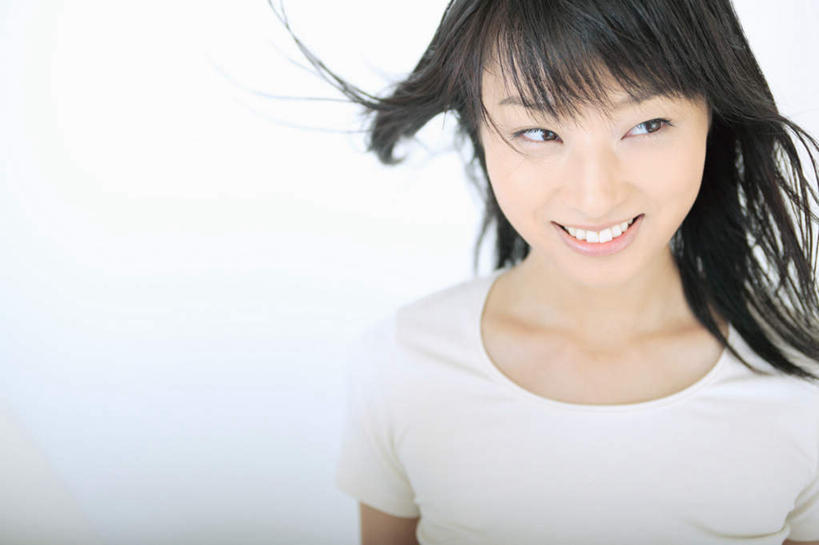 东方人,头发,一个人,站,笑,微笑,露齿笑,横图,室内,白天,白色背景,正面,亚洲,仅一个年轻女性,仅一个女性,仅一个人,服装,注视,休闲装,黄种人,衣服,黑色,观察,看,站着,休闲,休闲服,斜视,摄影,服饰,影棚,观看,察看,关注,温柔,年轻女性,女人,女性,亚洲人,长发,站立,半身,彩图,影棚拍摄,拍摄