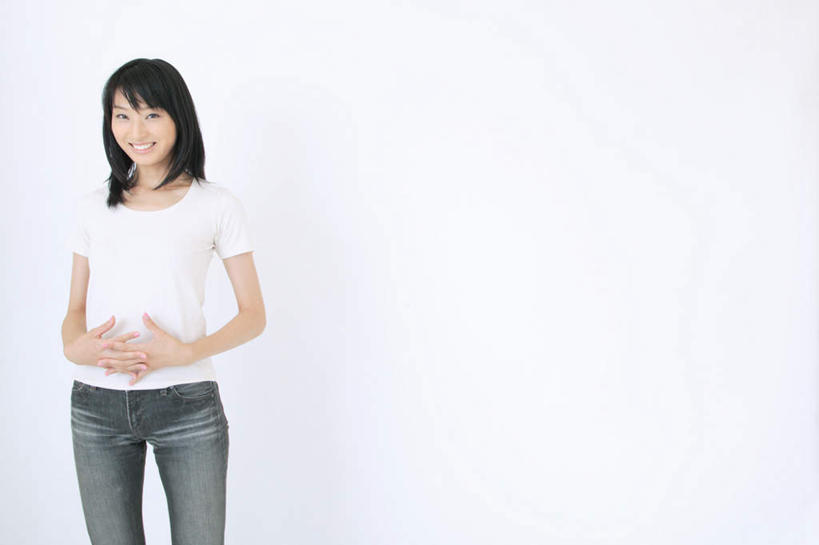 东方人,头发,一个人,站,笑,双手交叉,微笑,露齿笑,横图,室内,白天,白色背景,正面,亚洲,仅一个年轻女性,仅一个女性,仅一个人,服装,注视,休闲装,黄种人,衣服,黑色,观察,看,站着,休闲,休闲服,摄影,服饰,影棚,观看,察看,关注,年轻女性,女人,女性,亚洲人,长发,站立,半身,彩图,影棚拍摄,拍摄