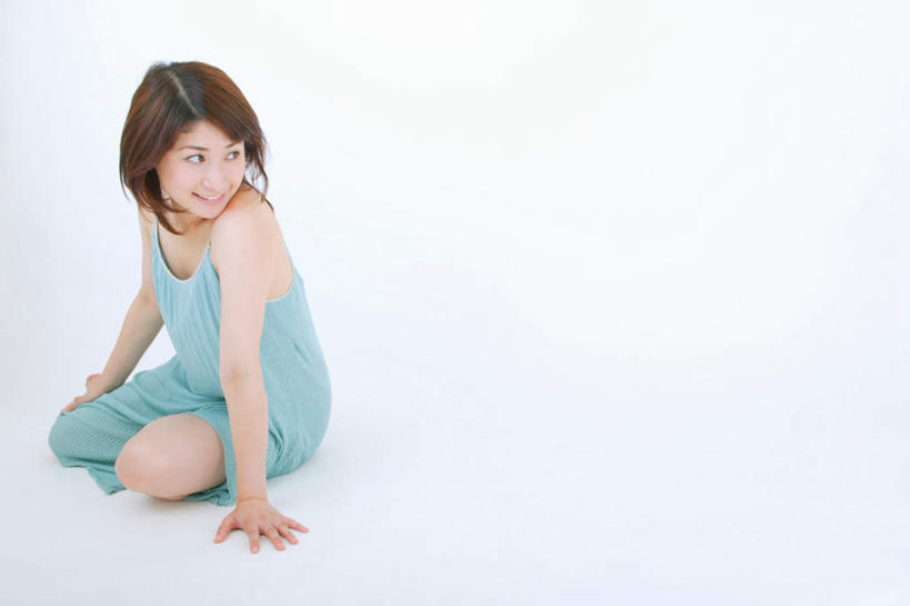 东方人,手,头发,一个人,坐,笑,微笑,露齿笑,横图,俯视,室内,白天,白色背景,地板,亚洲,仅一个年轻女性,仅一个女性,仅一个人,撑,服装,地面,扭头,注视,休闲装,黄种人,木地板,衣服,黑色,观察,看,休闲,手部,休闲服,摄影,服饰,影棚,观看,察看,撑着,关注,年轻女性,女人,女性,亚洲人,长发,坐着,彩图,高角度拍摄,全身,影棚拍摄,拍摄