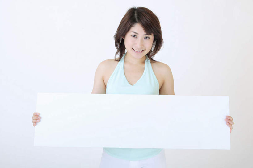 东方人,头发,一个人,站,捧,笑,微笑,露齿笑,横图,室内,白天,白色背景,正面,亚洲,仅一个年轻女性,仅一个女性,仅一个人,服装,拿,拿着,注视,休闲装,黄种人,衣服,黑色,白纸,观察,看,站着,休闲,休闲服,摄影,服饰,影棚,观看,察看,关注,年轻女性,女人,女性,亚洲人,长发,端,端着,捧着,手捧,站立,半身,彩图,影棚拍摄,拍摄