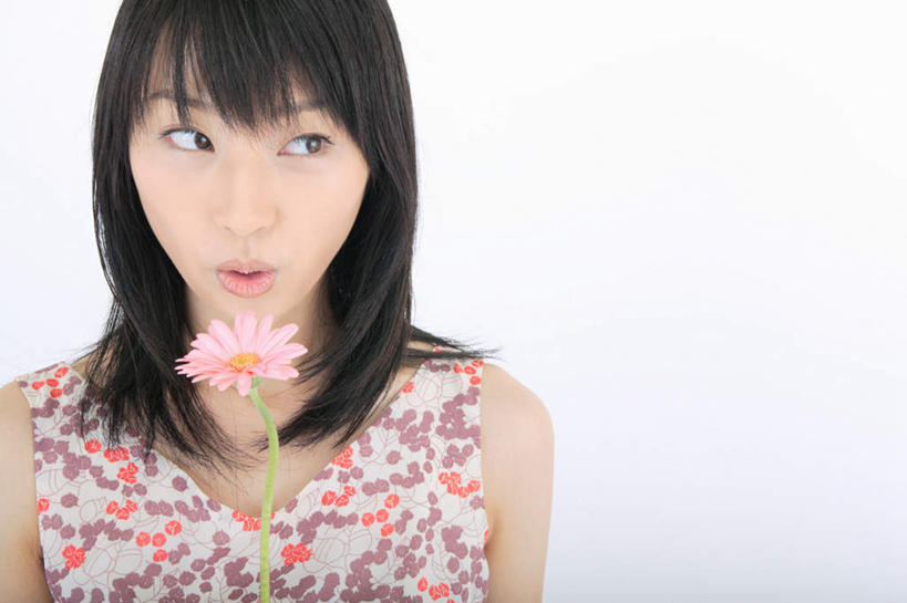 东方人,嘴,头发,一个人,站,捧,横图,室内,白天,正面,亚洲,仅一个年轻女性,仅一个女性,仅一个人,服装,惊讶,拿,拿着,注视,休闲装,黄种人,雏菊,衣服,黑色,嘟嘴,观察,看,站着,休闲,休闲服,撅嘴,可爱,服饰,观看,察看,关注,年轻女性,女人,女性,亚洲人,长发,嘴巴,嘴唇,端,端着,捧着,手捧,站立,半身,彩图