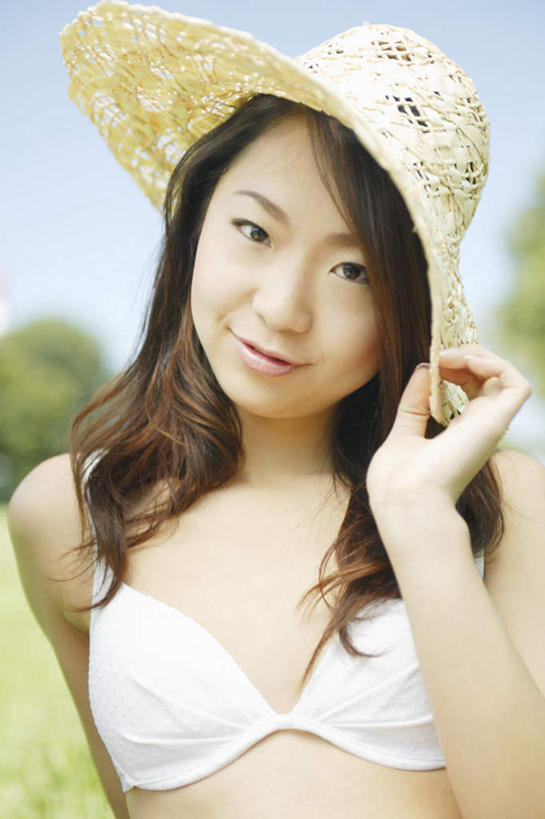 东方人,头发,一个人,坐,笑,摸,微笑,竖图,室外,白天,正面,泳装,比基尼,草地,草坪,植物,帽子,亚洲,仅一个年轻女性,仅一个女性,仅一个人,戴,抚摸,阴影,内衣,服装,光线,草帽,影子,注视,休闲装,黄种人,草,树,树木,衣服,绿色,黑色,阳光,自然,观察,看,休闲,休闲服,服饰,生长,成长,观看,戴着,察看,关注,帽檐,年轻女性,女人,女性,亚洲人,长发,触摸,接触,坐着,半身,彩图,三点式,泳衣