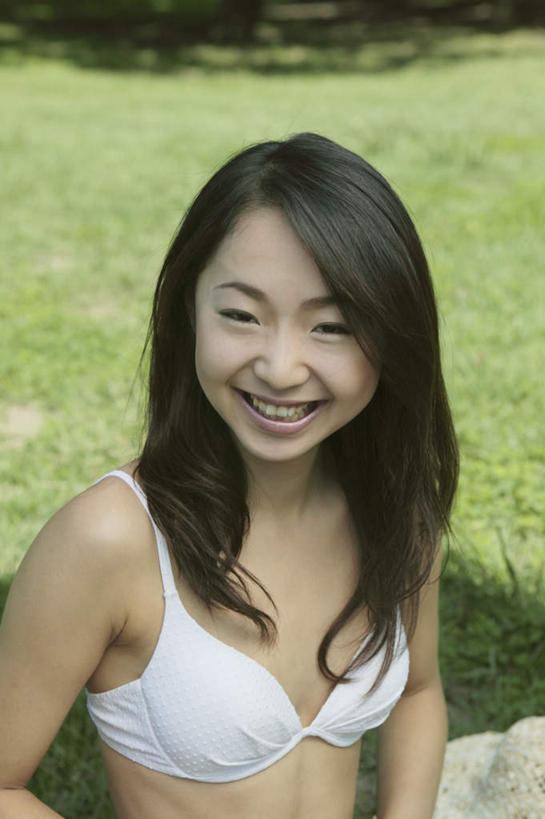 东方人,头发,一个人,坐,笑,微笑,露齿笑,竖图,俯视,室外,白天,泳装,比基尼,草地,草坪,石头,植物,亚洲,仅一个年轻女性,仅一个女性,仅一个人,阴影,内衣,服装,光线,影子,注视,休闲装,黄种人,草,树,树木,衣服,绿色,黑色,阳光,自然,观察,看,休闲,休闲服,服饰,生长,成长,观看,察看,关注,年轻女性,女人,女性,亚洲人,长发,坐着,半身,彩图,高角度拍摄,三点式,泳衣