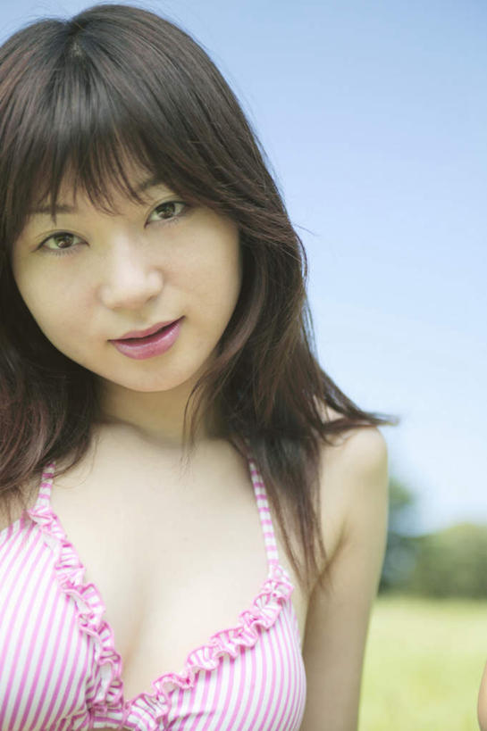 东方人,头发,一个人,坐,竖图,室外,白天,正面,泳装,比基尼,草地,草坪,植物,亚洲,仅一个年轻女性,仅一个女性,仅一个人,阴影,内衣,服装,光线,影子,注视,休闲装,黄种人,草,树,树木,衣服,绿色,黑色,阳光,自然,观察,看,休闲,休闲服,服饰,生长,成长,观看,察看,关注,年轻女性,女人,女性,亚洲人,长发,坐着,半身,彩图,三点式,泳衣