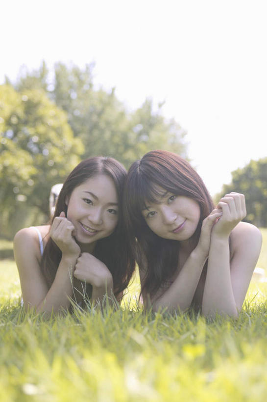 东方人,头发,两个人,笑,微笑,露齿笑,竖图,室外,白天,正面,泳装,比基尼,草地,草坪,植物,亚洲,撑,阴影,内衣,服装,光线,影子,注视,休闲装,黄种人,草,树,树木,衣服,绿色,黑色,阳光,自然,观察,看,趴着,休闲,休闲服,服饰,生长,成长,观看,察看,撑着,关注,年轻女性,女人,女性,亚洲人,长发,趴,半身,彩图,三点式,泳衣