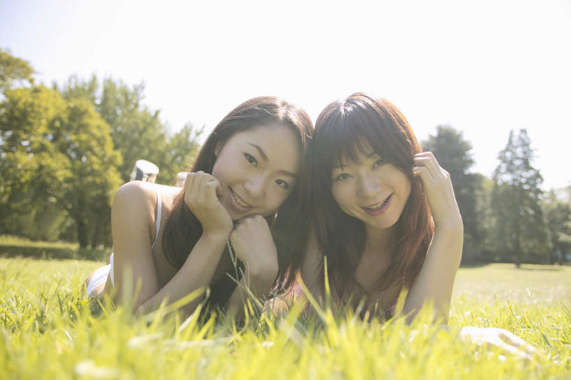 东方人,头发,两个人,笑,微笑,露齿笑,横图,室外,白天,正面,泳装,比基尼,草地,草坪,植物,亚洲,撑,阴影,内衣,服装,光线,影子,注视,休闲装,黄种人,草,树,树木,衣服,绿色,黑色,阳光,自然,观察,看,趴着,休闲,休闲服,服饰,生长,成长,观看,察看,撑着,关注,年轻女性,女人,女性,亚洲人,长发,趴,半身,彩图,三点式,泳衣