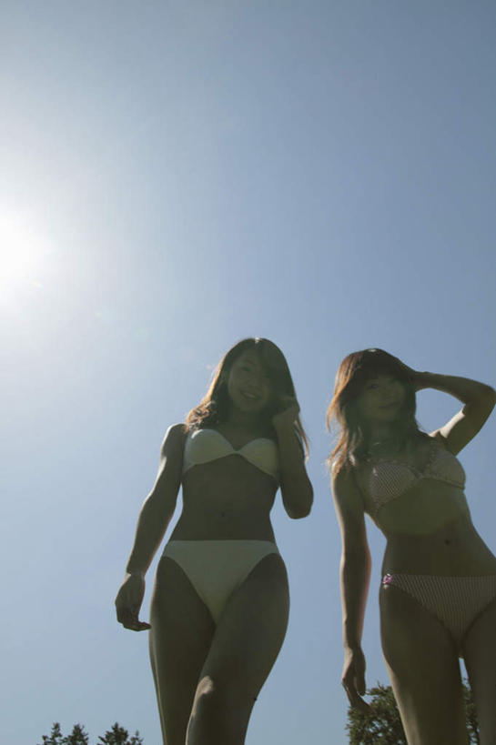 东方人,脸,头,脸颊,头发,两个人,站,笑,摸,微笑,露齿笑,竖图,室外,白天,仰视,泳装,比基尼,植物,亚洲,抚摸,阴影,内衣,服装,光线,影子,注视,休闲装,黄种人,树,树木,衣服,绿色,黑色,阳光,自然,观察,看,站着,休闲,休闲服,服饰,生长,成长,观看,察看,关注,年轻女性,女人,女性,亚洲人,头部,长发,脸部,脸蛋,面部,触摸,接触,站立,半身,彩图,低角度拍摄,三点式,泳衣