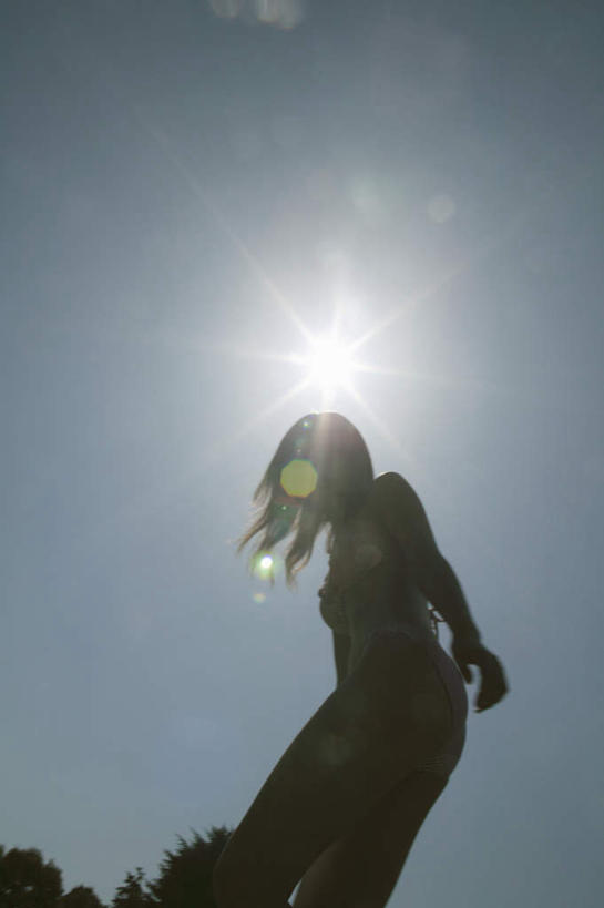 东方人,头发,一个人,站,竖图,室外,白天,仰视,泳装,比基尼,植物,亚洲,仅一个年轻女性,仅一个女性,仅一个人,阴影,内衣,服装,光线,影子,注视,休闲装,黄种人,树,树木,衣服,绿色,黑色,阳光,自然,观察,看,站着,休闲,休闲服,服饰,生长,成长,观看,察看,关注,背手,年轻女性,女人,女性,亚洲人,长发,站立,半身,彩图,低角度拍摄,三点式,泳衣