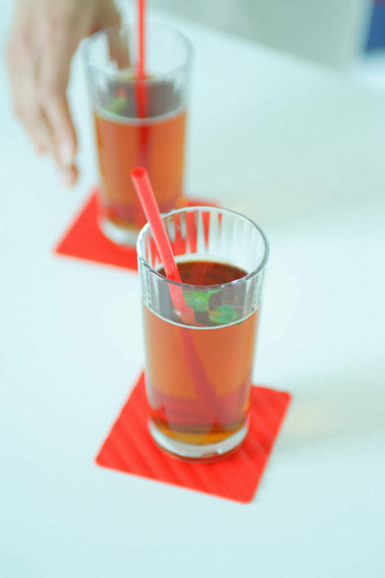 东方人,手,一个人,餐厅,站,竖图,俯视,室内,白天,餐桌,桌子,杯子,亚洲,仅一个年轻女性,仅一个女性,仅一个人,握,杯垫,两杯,拿,拿着,注视,黄种人,玻璃制品,饮料,吸管,观察,看,站着,手部,握着,餐台,观看,察看,关注,年轻女性,女人,女性,亚洲人,玻璃杯,站立,半身,彩图,高角度拍摄