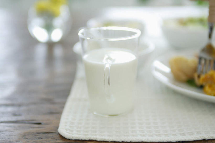 点心,牛奶,无人,横图,室内,白天,正面,下午茶,西餐,早餐,餐桌,桌子,杯子,餐具,朦胧,模糊,食品,甜点,甜品,美食,食物,糕点,水杯,甜食,西式,餐台,玻璃杯,茶杯,进餐用具,彩图