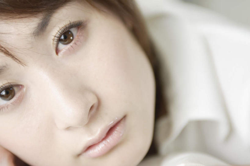 东方人,一个人,微笑,横图,室内,特写,白天,白色背景,正面,衬衫,亚洲,仅一个女性,仅一个人,服装,美丽,注视,休闲装,黄种人,衣服,观察,看,休闲,休闲服,可爱,摄影,服饰,影棚,观看,察看,关注,年轻女性,女人,女性,亚洲人,半身,彩图,影棚拍摄,衬衣,拍摄