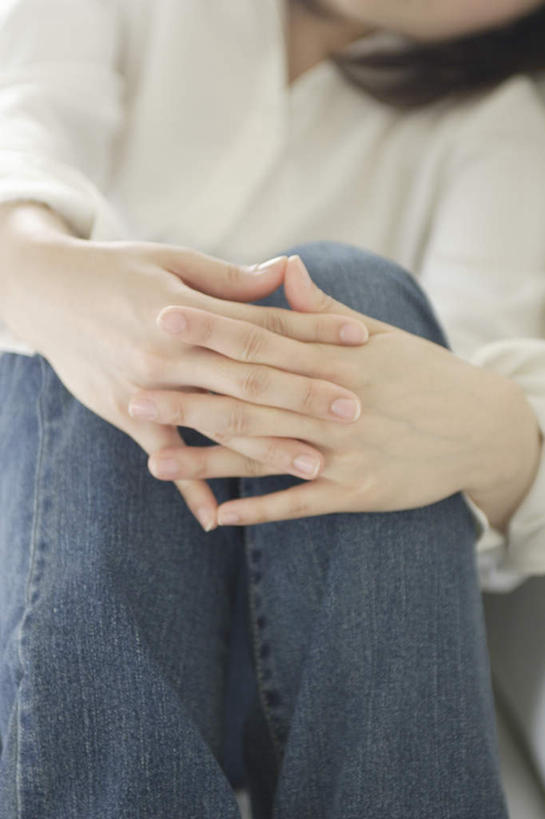 东方人,一个人,坐,双手交叉,竖图,室内,白天,白色背景,正面,衬衫,亚洲,仅一个女性,仅一个人,服装,美丽,注视,休闲装,黄种人,衣服,观察,看,休闲,休闲服,摄影,服饰,影棚,抱膝,观看,察看,关注,年轻女性,女人,女性,亚洲人,坐着,半身,彩图,影棚拍摄,衬衣,拍摄