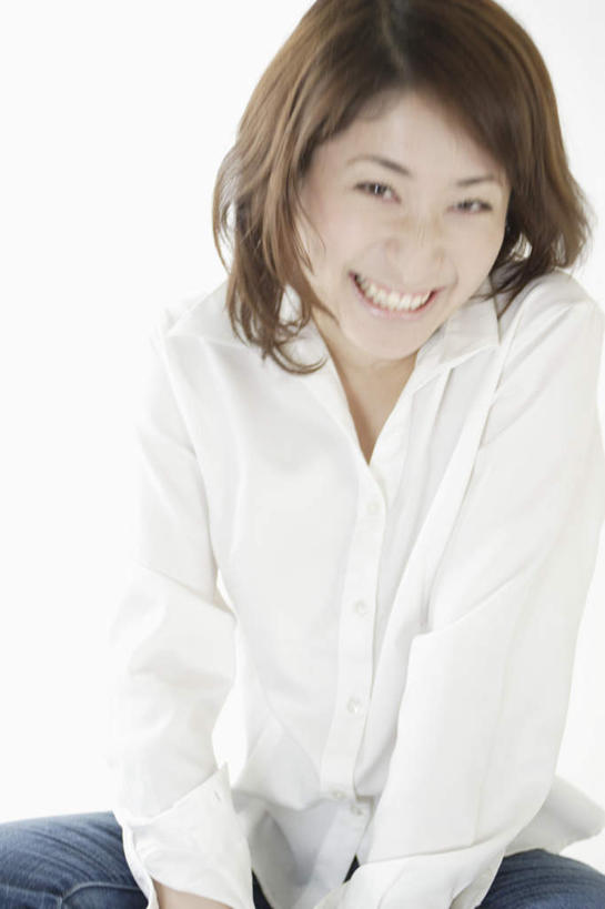 东方人,一个人,竖图,室内,白天,白色背景,正面,亚洲,仅一个女性,仅一个人,服装,美丽,注视,休闲装,黄种人,衣服,观察,看,休闲,休闲服,可爱,摄影,服饰,影棚,观看,察看,关注,年轻女性,女人,女性,亚洲人,半身,彩图,影棚拍摄,拍摄