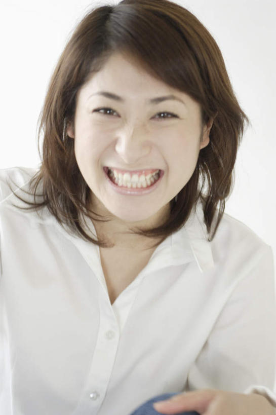 东方人,一个人,笑,微笑,露齿笑,竖图,室内,白天,白色背景,正面,亚洲,仅一个女性,仅一个人,白衬衫,服装,美丽,注视,休闲装,黄种人,衣服,观察,看,休闲,休闲服,可爱,摄影,服饰,影棚,观看,察看,关注,年轻女性,女人,女性,亚洲人,半身,彩图,影棚拍摄,衬衣,拍摄