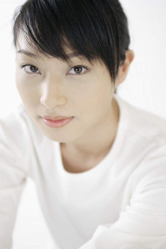 东方人,一个人,微笑,竖图,室内,白天,白色背景,正面,T恤衫,亚洲,仅一个女性,仅一个人,服装,美丽,T恤,注视,休闲装,黄种人,衣服,白色,观察,看,休闲,休闲服,可爱,摄影,服饰,影棚,观看,察看,关注,年轻女性,女人,女性,亚洲人,坐着,半身,彩图,影棚拍摄,拍摄