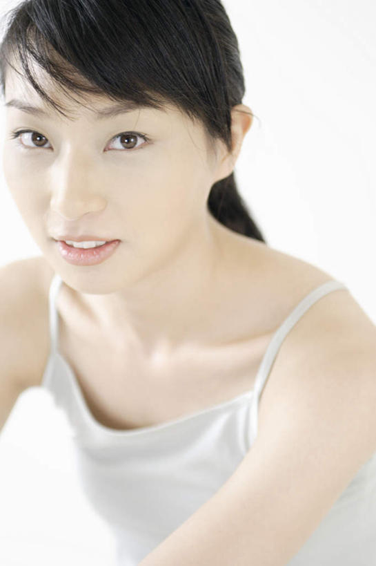 东方人,一个人,笑,微笑,竖图,室内,白天,白色背景,正面,亚洲,仅一个女性,仅一个人,服装,美丽,注视,吊带衫,休闲装,黄种人,衣服,观察,看,休闲,休闲服,可爱,摄影,服饰,影棚,观看,察看,关注,年轻女性,女人,女性,亚洲人,半身,彩图,影棚拍摄,拍摄