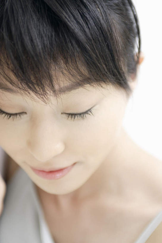 东方人,一个人,闭眼,竖图,俯视,室内,特写,白天,白色背景,亚洲,仅一个女性,仅一个人,服装,美丽,注视,休闲装,黄种人,衣服,低头,观察,看,休闲,休闲服,可爱,摄影,服饰,影棚,观看,察看,关注,年轻女性,女人,女性,亚洲人,闭眼睛,闭着眼,闭着眼睛,半身,彩图,高角度拍摄,影棚拍摄,拍摄